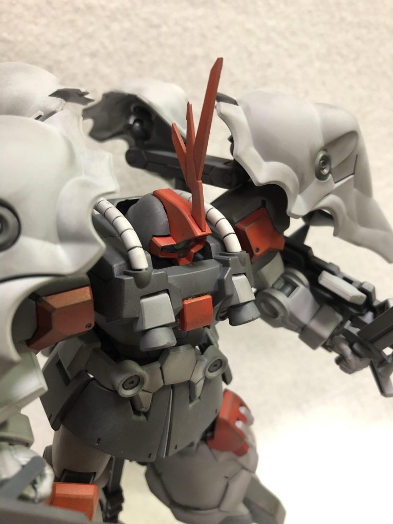 「若造共にはまだ負けんよ」
頭部のアンテナは、ランナータグから作ったパーツで装飾しています。
この赤いトサカから「ドム・ハーン(雄鶏)」と名付けました。