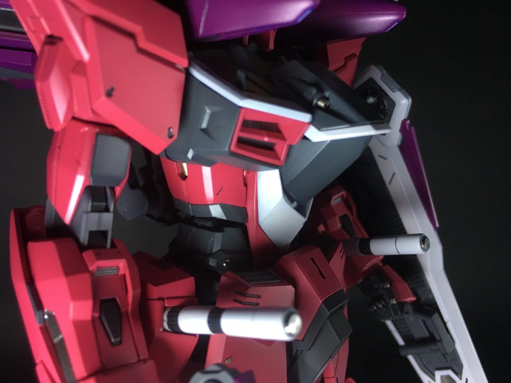 見づらいですが、脇のシリンダーもプラ棒で見えるように配置し直しました。
サーベルは元キットのままでは短くて引き抜けないと思い、長くしました。