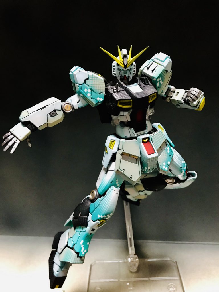 マスキングと、網戸の補修シートなどを使って、サイコフィールドの光を表現してみました黒いパーツ部分はカーボン風塗装にしてます