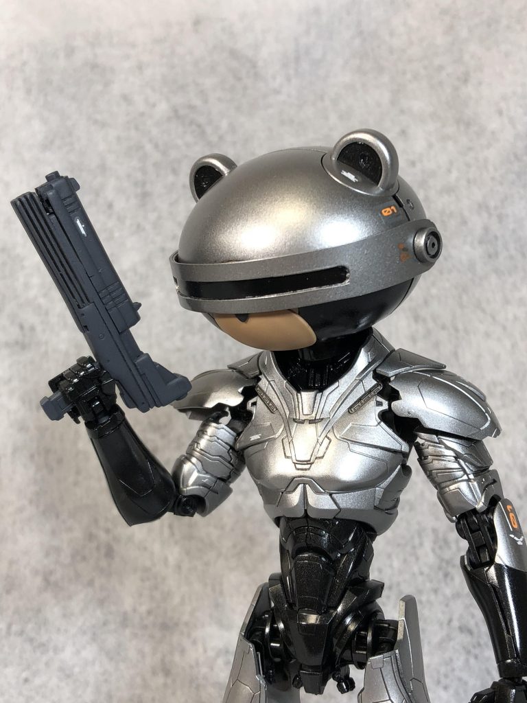 手に持つ銃はオート9MA  通称オートクマ
基本、三点バーストで射撃する。
撃ち出された弾丸はヒグマの如き三本の傷跡を残す。
今回、1番頑張った部分です。