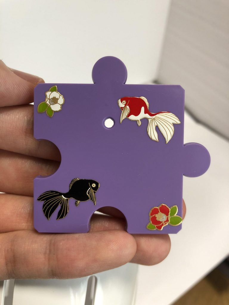 付属品の台座も和風にしてみました!
これもリボンに使用したのと同じシールを使ってます。
もっと時間があれば薄い水色を塗って水の波紋が分かるように手を加えて、アヤメさんが水の上にいるような形にしたかったのですが残念です笑^^;