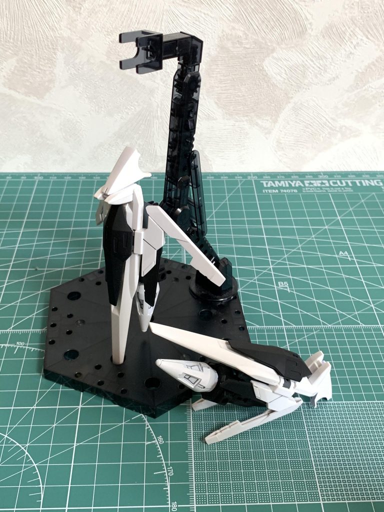 GNブースター
GN-011ハルートに装備されていたブースターを参考に作られた。小型ウイングを展開することでGNフィールドを発生させる。また前面に装備されている装甲により耐久性に優れている。