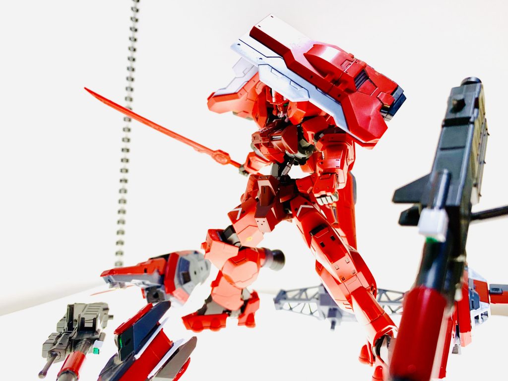 目標を撃破して地表に到達したのちは迅速に追加兵装をパージ、
ドローン等の残存脅威目標を掃討する。
なお、降下中の機体バランス及びブースターの重量制限により、この時アスタロトが持ち込めたのは専用ソード一本だけであった。