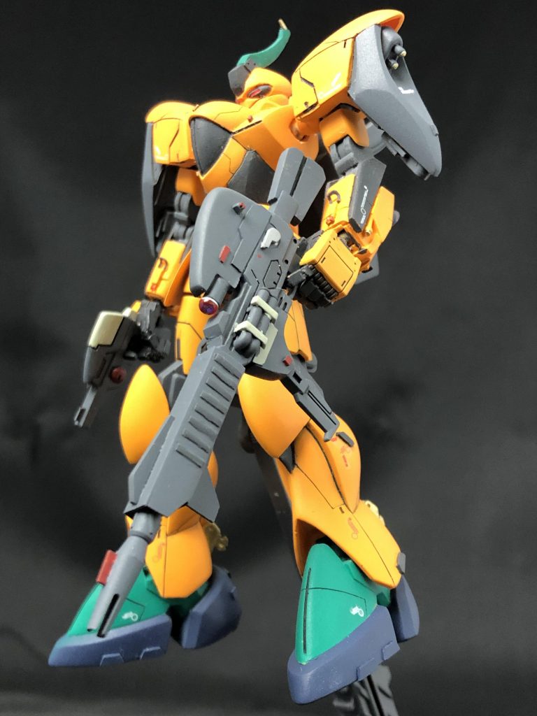 ライフルはキットのものは小さく感じたので、ジャンクパーツとプラ材で大型化。
付属のライフルの形状を残しつつ、オリジナルで意匠を追加してます。