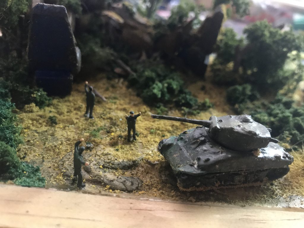 自衛隊員やM4シャーマンのアップ。
M4は1/144の食玩の使っています。履帯にパウダーを付けて汚れを表現しました。