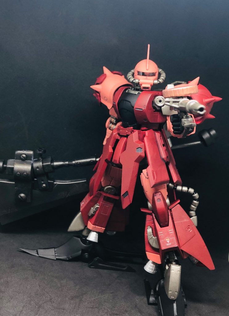 M-60A1魔導砲60mm口径、ドラムマガジン採用の実体弾型マシンガン系魔導砲。セミオートとフルオートの撃ち分けが可能なため、機構はアサルトライフルに近い。拡張性も高く、生産時期によって初期型・中期型・後期型など細かく分類分けが行われている。この機体専用という訳ではなく600年代の帝国機で幅広く使われている汎用射撃兵装。