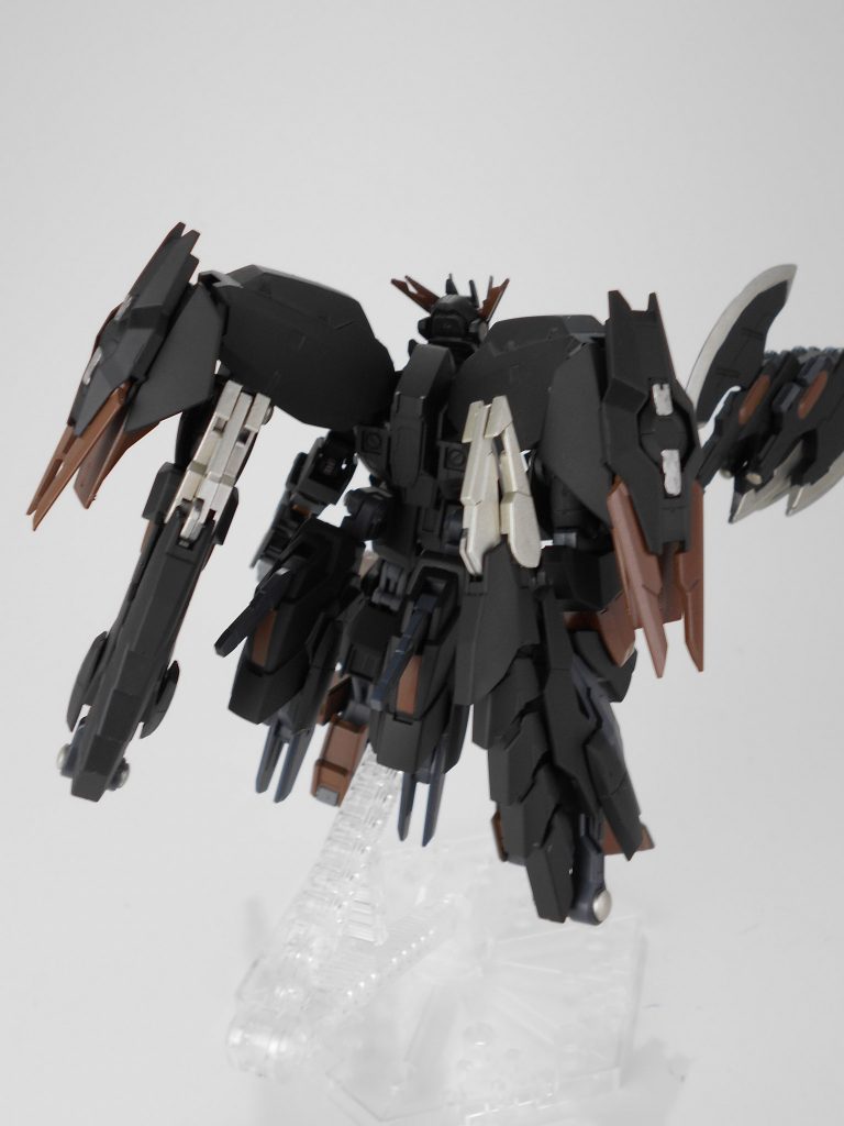 背面。バックパックの小型シールドのクローはファングを使ったときのアンテナとして使用します。