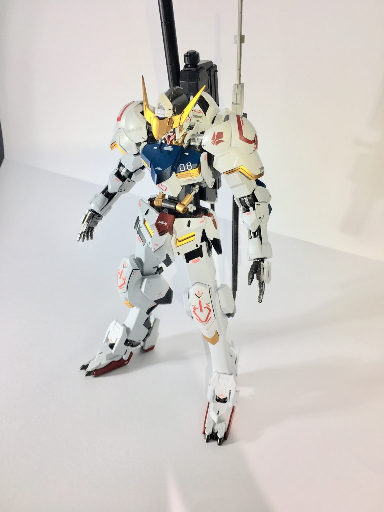 足りない色は各部マスキングや筆塗りで対処しました。
黄色部分はスターブライトゴールドの上にクリアイエローで塗りました😊


肩にできる合わせ目は消してあります。