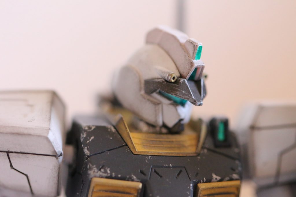 【頭部】
   全体と色調を合わせているのですが、実はバイザーは「黒鉄色」です。決してカラーリングを失敗したわけではなく「一度敵機に破壊された頭部を別素材で応急措置した」という設定ですw