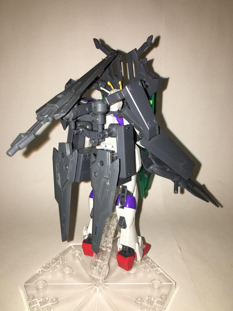 防御形態、背面。ブレイクジャケットには素材としてラミネート装甲が採用されており、ビーム攻撃に対して高い防御力を誇る。