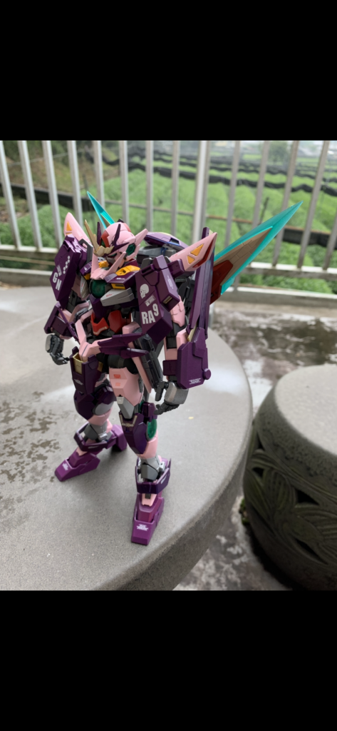 カラーリングはライバル機といえば赤かピンクかなと思い、赤っぽいピンクを基調に。