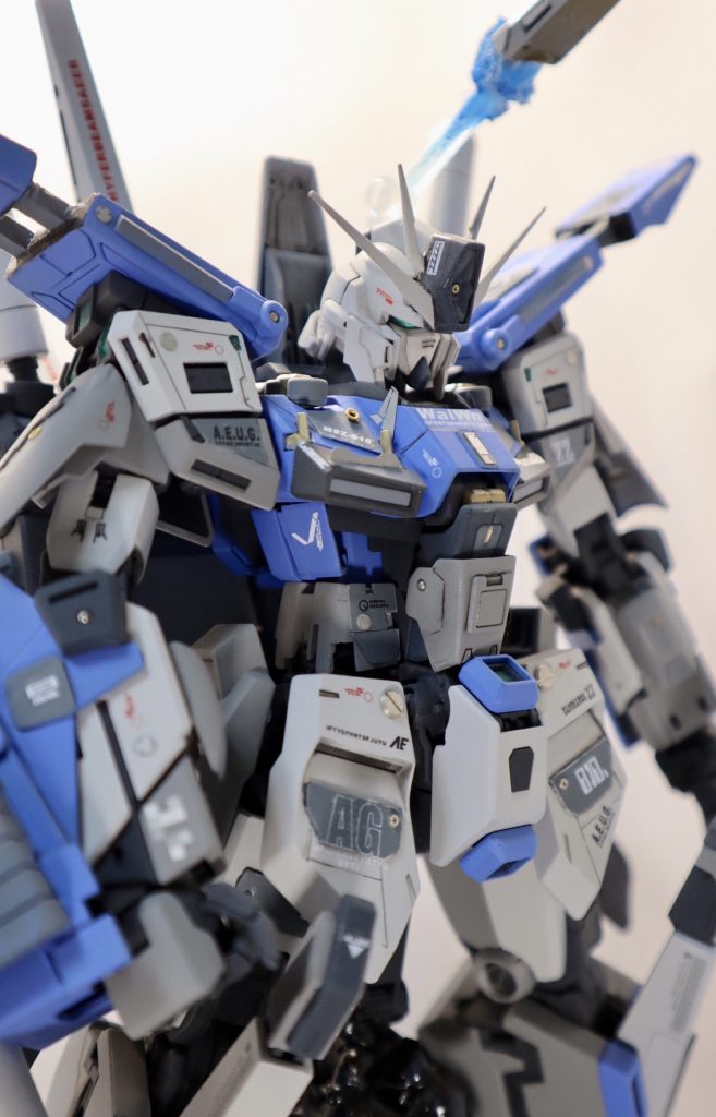 カラーリングはホワイトグレー3色とブルーです。