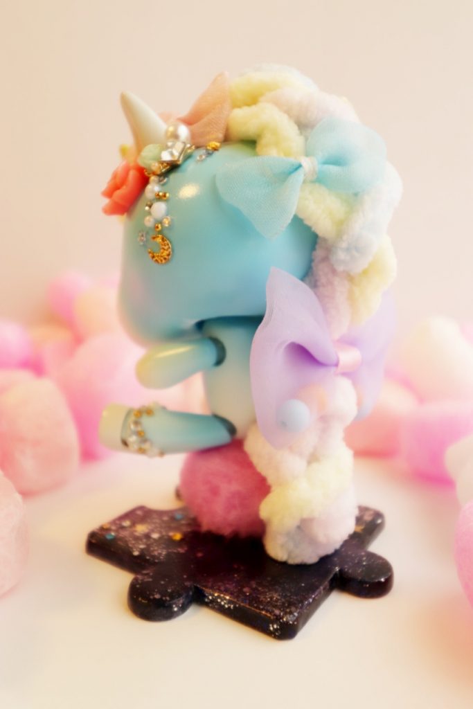 ひだり側☆*。
こちらはグラデーションのブルーが入っているので、あまり隠さないようにデコりました✨
スッキリした印象の中でも、ポイントを置いたので上手くまとまったかなと思います♪
足裏には368(サムバディ)の数字を♡