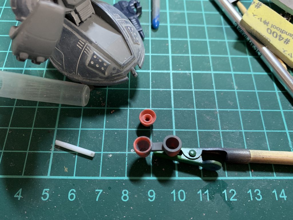 スラスターの加工。リューターを使って縁を削って薄く。この後連結も切り離しました。