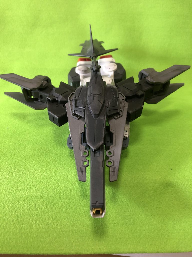 前方から。こうして見ると、メイスが意外と細い事が分かりますね。