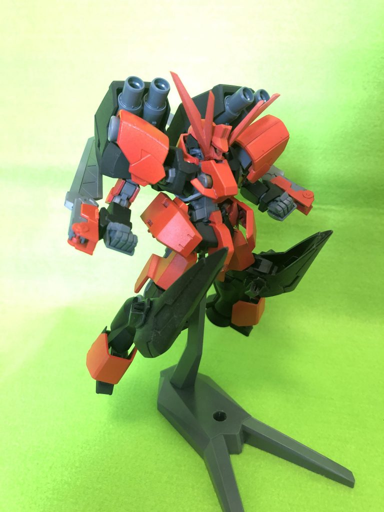 近距離爆砕砲バスターアンカー。設定だと砲弾は400ミリとの事。戦艦の主砲じゃないんだから……。
反動は、発射時に銃身が伸縮、かつエイハブリアクターの慣性制御効果で何とかします。
敢えて後ろに撃って高速移動とかも出来そうですね。