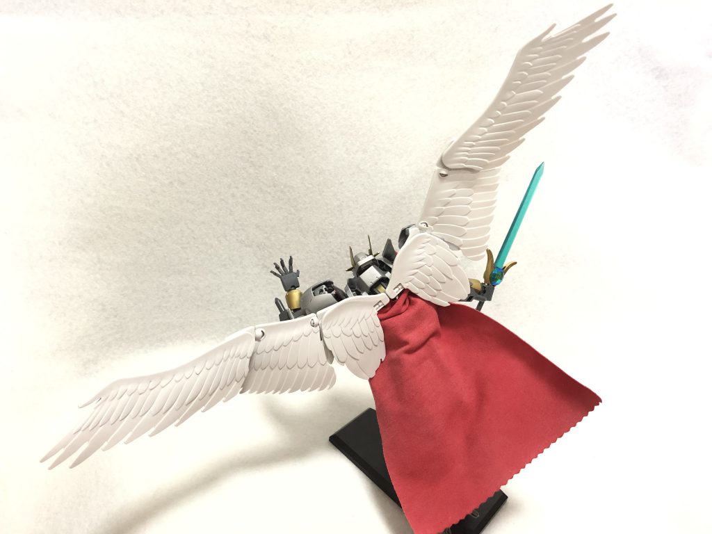 背面。マントも百均のメガネ拭きをスプレー塗装しました。