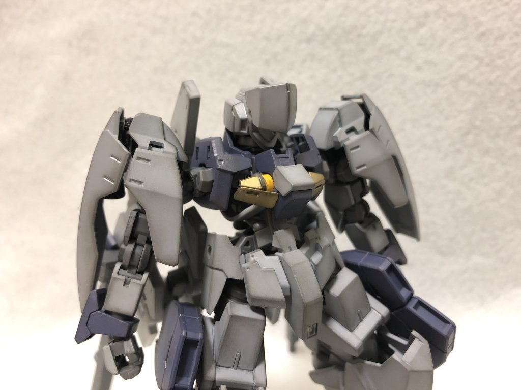 バストアップ。
頭部はGM/GMに、グレイズの足首装甲を加工して取り付けました。