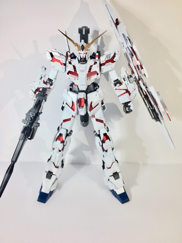 mg ユニコーンはよく「脚が長すぎる」
「肩が小さい」などプロポーションに関して賛否があるキットですが個人的には作画通りのガッシリした体型よりスタイリッシュなプロポーションの方が好みなのでその辺は特にいじってはいません。