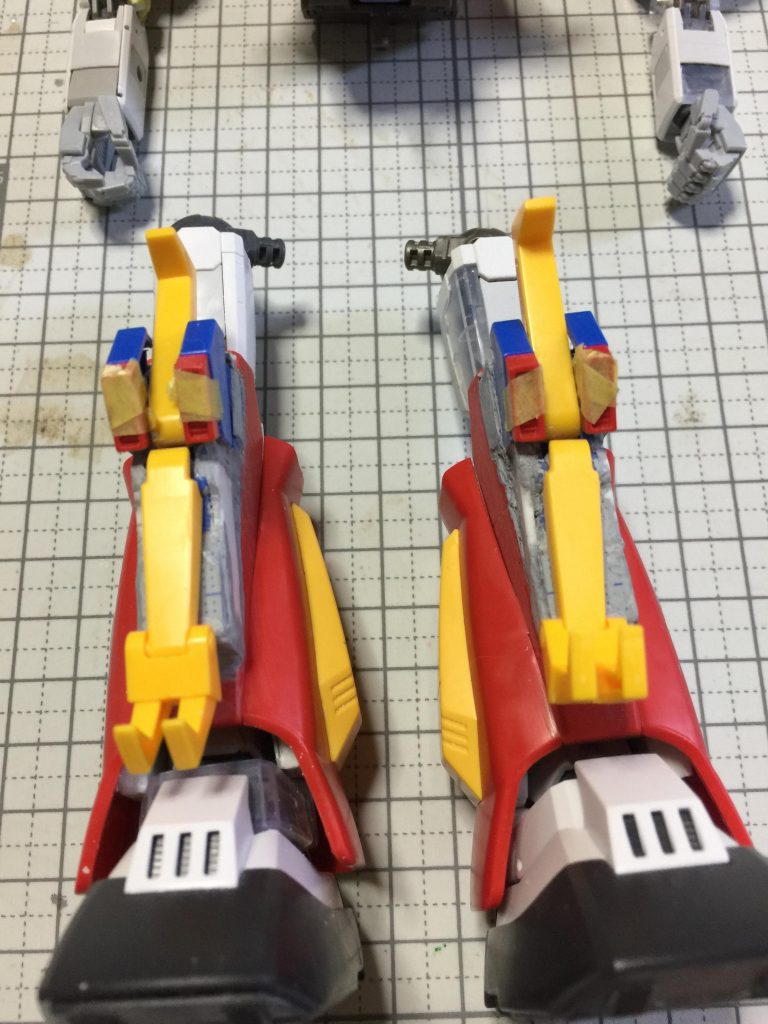 カイザートライエースの両足の
加工改造をしました。
両足に トライオン3の足の爪を
使用しました。