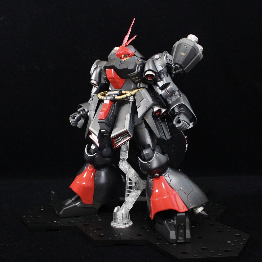 まずは素体のスタイルを大幅に変更。
REのボリューム感あるプロポーションをさらに低重心化・股関節オフセットで重MSテイストに変更しています。さらに股関節とリアアーマーをMGジ・Ｏのものに換装しています。