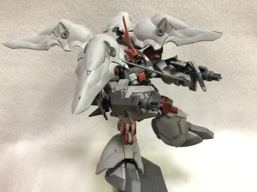 「これは避けられまいて!」
ガトリング2門による弾幕、更に腹部、バインダーに搭載された10門ものビーム砲。圧倒的火力で敵を寄せ付けません。