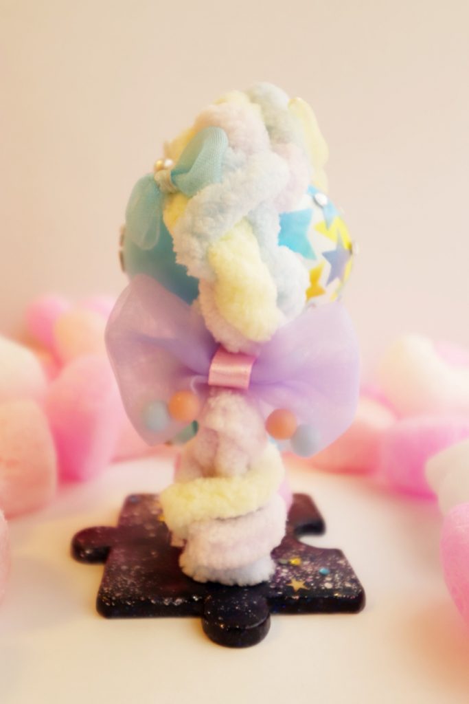 バック☆*。
このカラフルなモコモコは、編み物用の太い毛糸✨それを角から巻いて編み込んでいき、プチッガイと台座を繋ぐ棒の部分まで全て巻き込んでみました♪たてがみから続く尻尾までを表現したかったのです💕
ポイントに同系色のパステルリボンもつけて、華やかさと可愛らしさも出してみました✨( ˶ˆ꒳ˆ˵ )