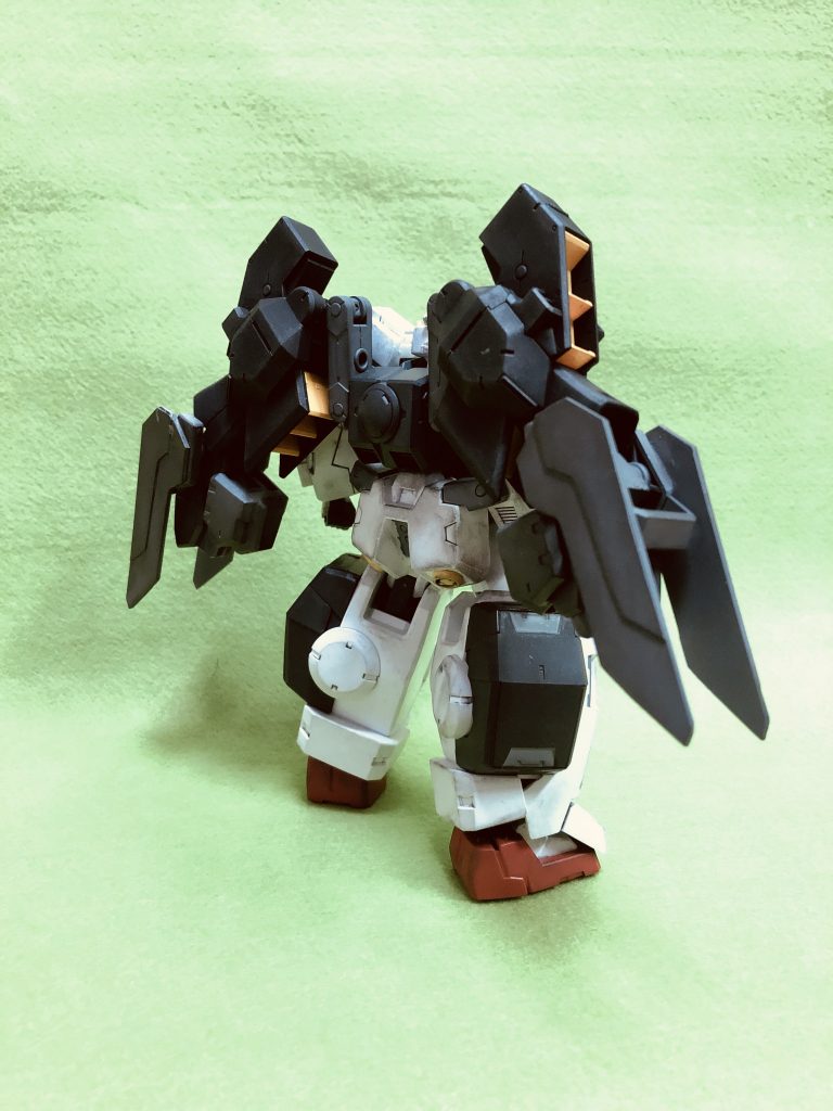 背面。大型ユニットの影響でアシュタロンみたいなシルエットに。
大型GNバーニアで高い機動性を確保。