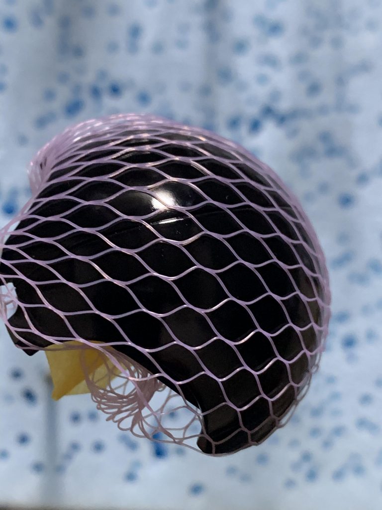 下地の色はクレオスのウィノーブラックです。艶々にたっぷり吹いた後マスキングです。
100均で買ったお風呂の体洗いネットです。バラして使いました。たぶんミカンのネットでも同じです。
このマスキングよく密着に注意が必要です。
台座はマスキングが甘くてほぼ銀になりました。