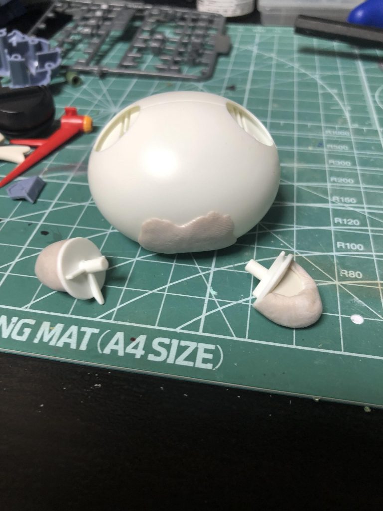 エポパテで形状変更。
予算的に間に合ったので模型用ちゃんと使えばよかった。
硬くて削れません、整形するのに2日ほどかかりました。
説明書き見ると40秒で練って下さいとかシビアです。そのくせ練りがあまいと固まらない。あとくさい。