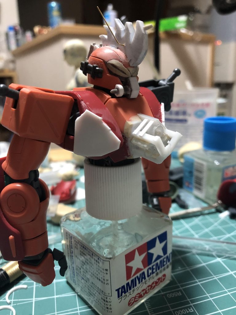 一番最初に作ったのが頭部。
パテでモノアイをツインアイにするのはだいぶ慣れてきた←
胸は思ったより幅があったから削り落としてプラ板で蓋をしてる