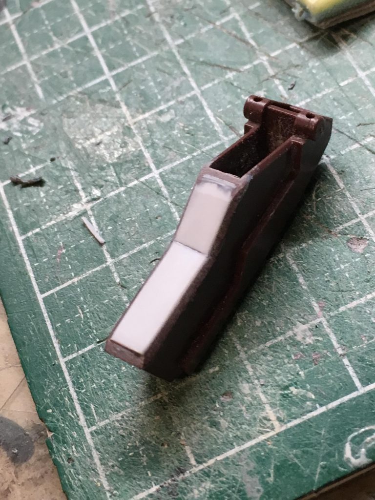 リアスカートの肉抜きはフタを。