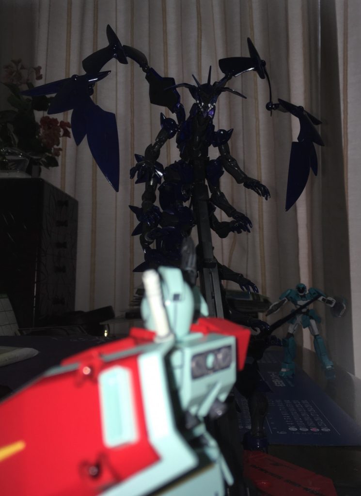 ジム目線。
物凄い絶望感を感じる。まさに中世ヨーロッパの伝説に登場する悪のドラゴンのようだ。