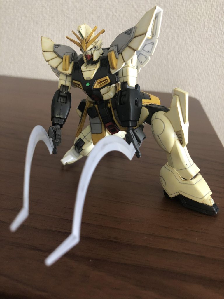 キットについて。
プロポーション良しの好キットだと思います。
お値段もリーズナブル。
顔なんかキットの命ですが、かっこよく割と緻密にできていると思います。
が、前腕と足のすねは、真正面から豪快に合わせ目が出る。
特に段落ちもされてませんしね。
どっちも目立たせない作りにできるような気がしますが。