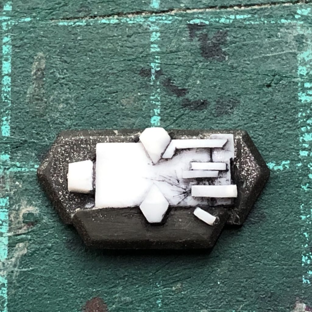 ベルト部分はジャンクパーツにプラ板を切って貼り付けてそれらしくしています。とても細かい作業でした。