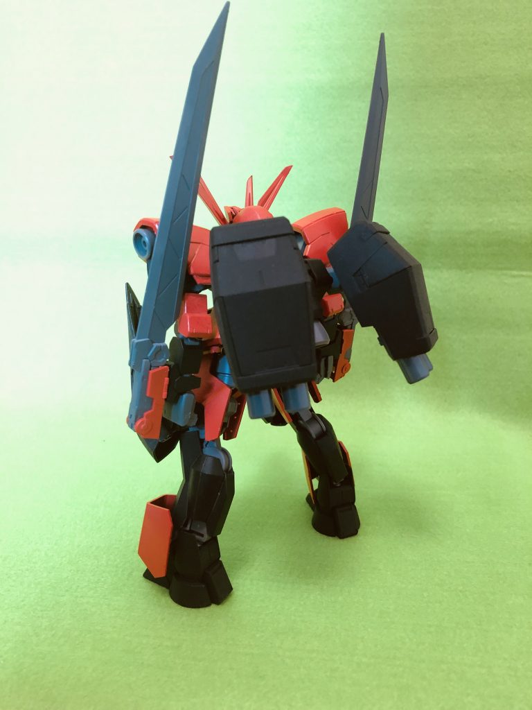 バックパックはグレイズ改の物に、ヴァーチェのGNキャノンをボールジョイントで接続。鉄血の世界観に合わせ、ビームではなく実体弾としました。