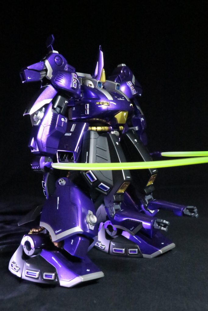 膝や肘に仮面ライダー王蛇の関節に付いているパーツを模したパーツを付けてあります。