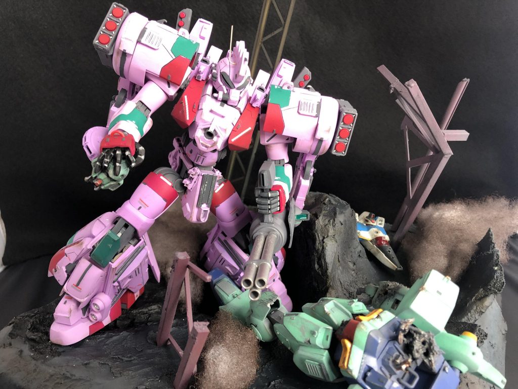 ビームガトリングはセミスクラッチ。
本体はマラサイのフレームを大体残しながら、外装パーツを作りました。
ガンブラスターはモナカで中身スカスカなので、破損個所に細いプラ棒や金属線をラッカーパテと共に付けてます。