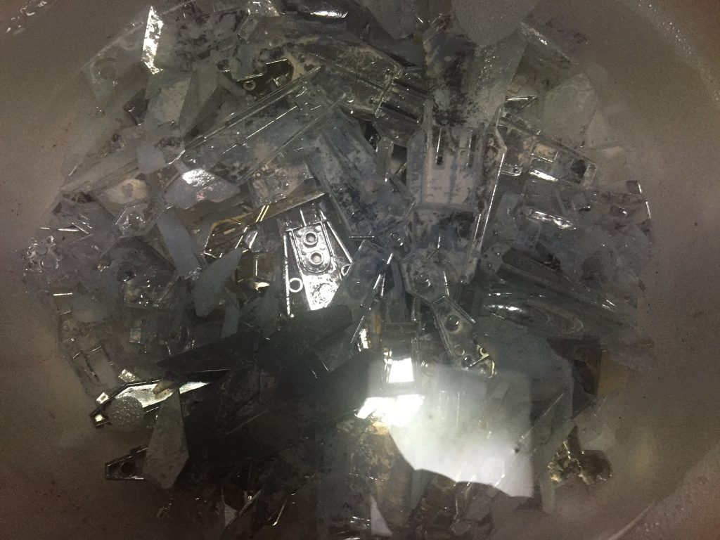 シンナーで金メッキを剥がした後にキッチンブリーチで銀メッキを落としています