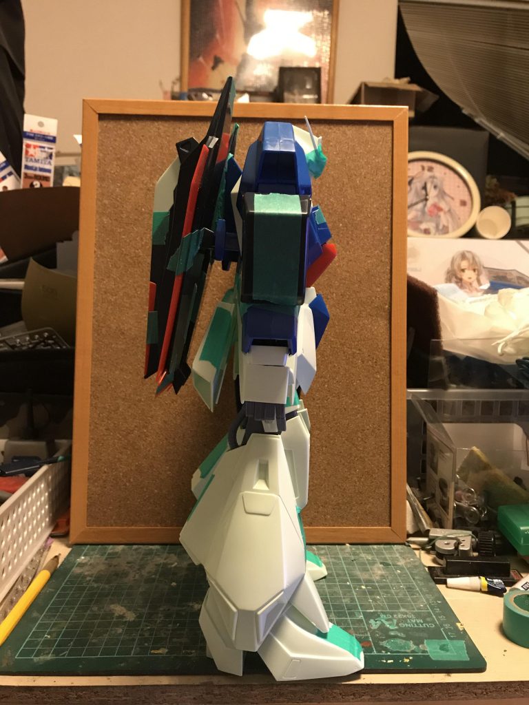 ウェーブライダーのテール部分は一体成型になってたのでカットしてプラ板で延長し別物パーツ化して可動できるようにしました。