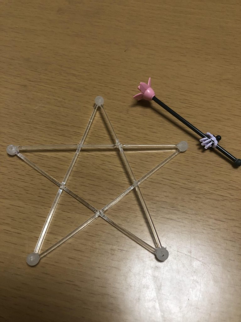 フォーン・ファルシアと言えばバトン！φ2ミリのランナーを軸に適当なボールジョイントをはめ込んでます。手は握り手を斜めに穴明けてうまーく握ってる感を持たせました。指が欠けてるのは素人のご愛嬌で(⌒-⌒; )
五芒星エフェクトはスタービルド等でお馴染みの乳白色ポリボールジョイントに穴明けして、キット付属の透明プラ棒を差し込んで瞬間接着剤で強引に固めてます。（一筆書きになる様に配置しましまたが、無駄なコダワリでしたσ^_^;