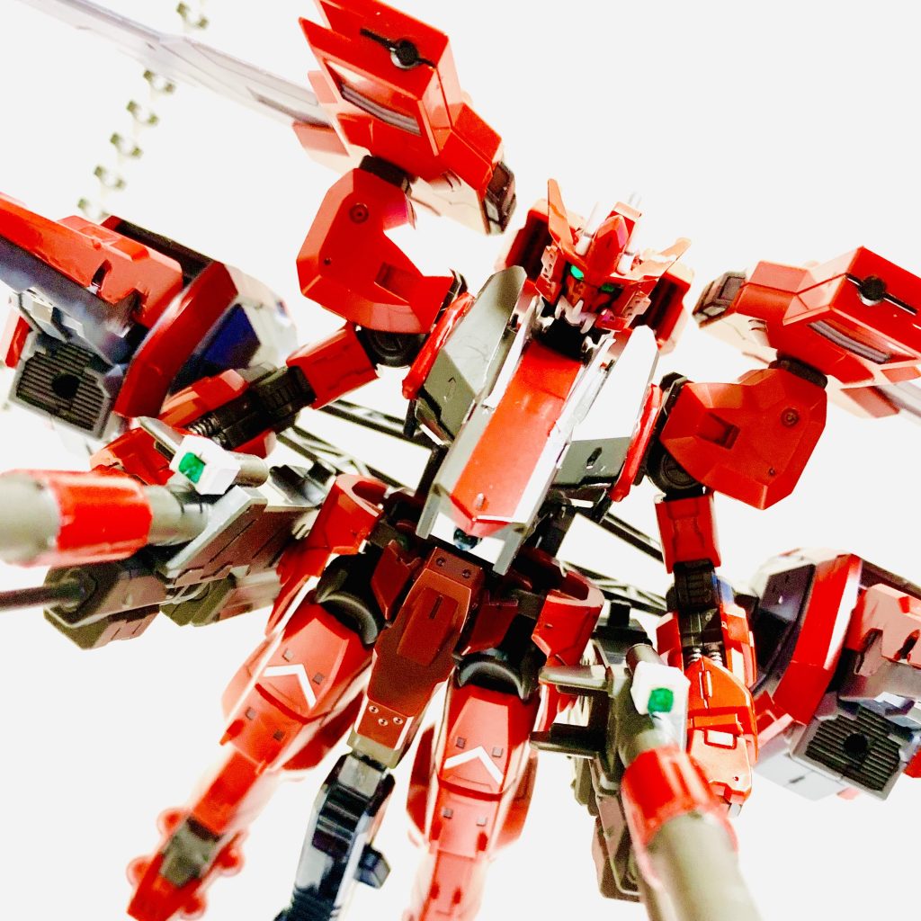 輸送機によって高空から降下、
ほぼ真上から対空火砲をかいくぐって肉迫するアスタロト。

胸郭の追加アーマーは、複合センサーを収めた主要部位であると同時に、大気を効率よく搔きわけるフロントノーズであり、相対速度の凄まじい環境下でパイロットを守るための装甲でもある。

降下中は非常に高速であり、ほんの僅かな姿勢のブレでたちまち錐揉みしてしまう。
多少の回避と砲頭の微修正以外はずっとこの姿勢のまま。