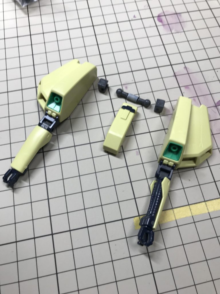 フロントスカートはサブアームを保持できそうになかったので、こちらも関節パーツを仕込んで強化しました。