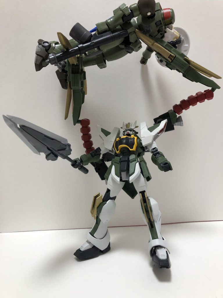 アルトロンガンダム暴風〔バオフェン)
ジーエンアルトロンを改造
ドラゴンファングの位置を変更これにより両手が自由に、また、ドラゴンファングをブースターとしたフルバーニアン形態がある