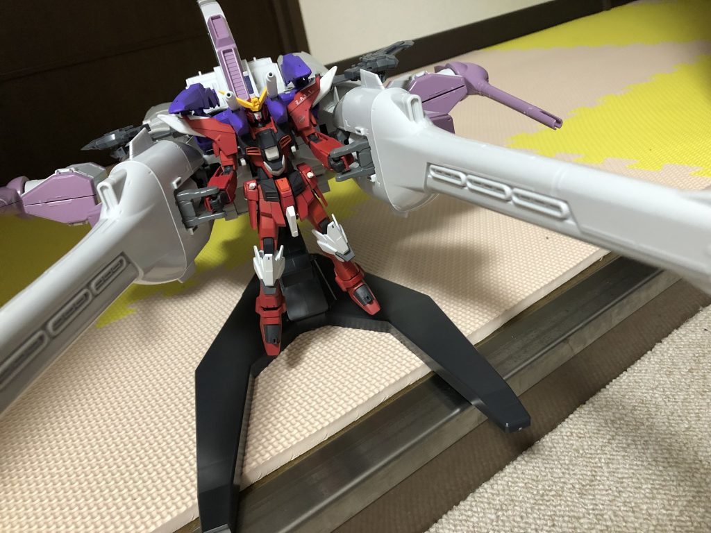 エターナルジャスティスミーティア装備
背中のファトゥムが微妙に干渉しそうなので、ファトゥムのウィングを開いて調節してます