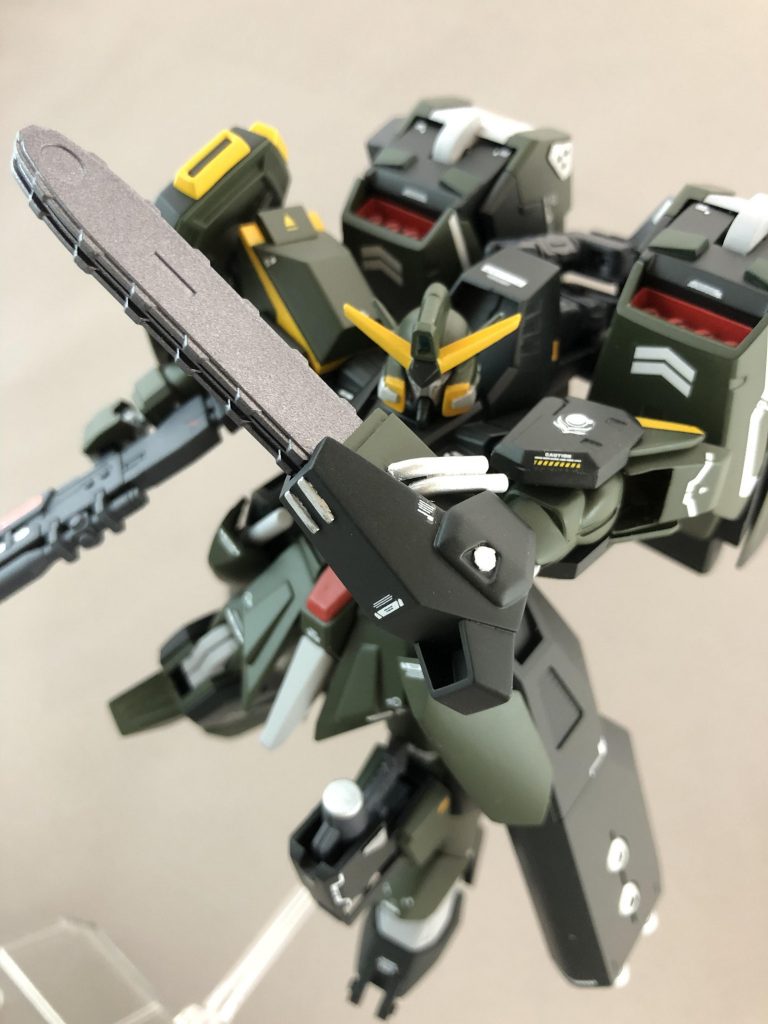 お次はチェーンソーアーム!
近距離戦はこれで対応、二枚重ねのチェーンソーはきっとすごく強い(はず)。
なかなかお気に入りの一枚です。