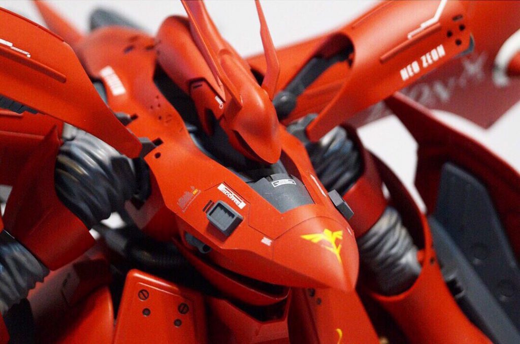 アップで撮影。赤の下地をピンクで無くグレーサフにすることで、重厚感を出してみました。