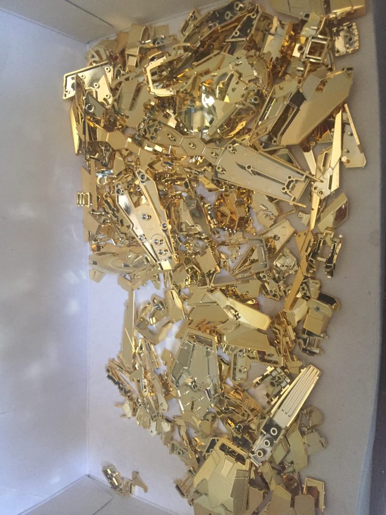 綺麗なメッキですがゲート跡が目立ってしまいます