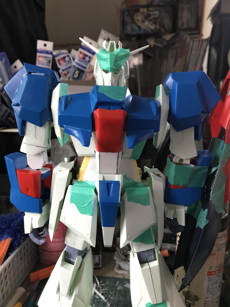 左が純正で右が加工後で、肩の形はHGのを見て作りました。