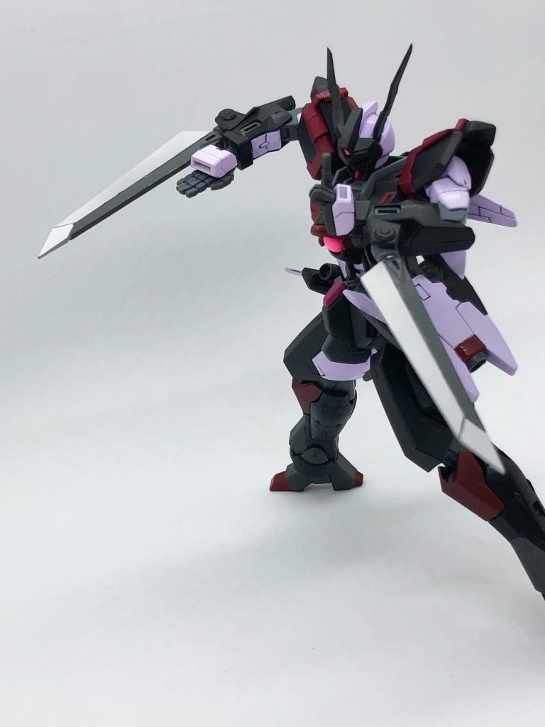 *実体剣「シュツルム」「ドランク」*
ミラージュコロイドを使用する都合エネルギー問題は避けられない為採用した実体剣。シンプルだが切れ味が鋭く頑丈な為、機体の外側に向けて展開し、駒のように回りながら相手に向かって突撃する、まさに疾風怒濤の必殺技を行う事が出来る。またこの必殺技を応用し、ミラージュコロイドを展開した状態で回転することでコロイド粒子を弾丸のように打ち出す範囲攻撃も可能。